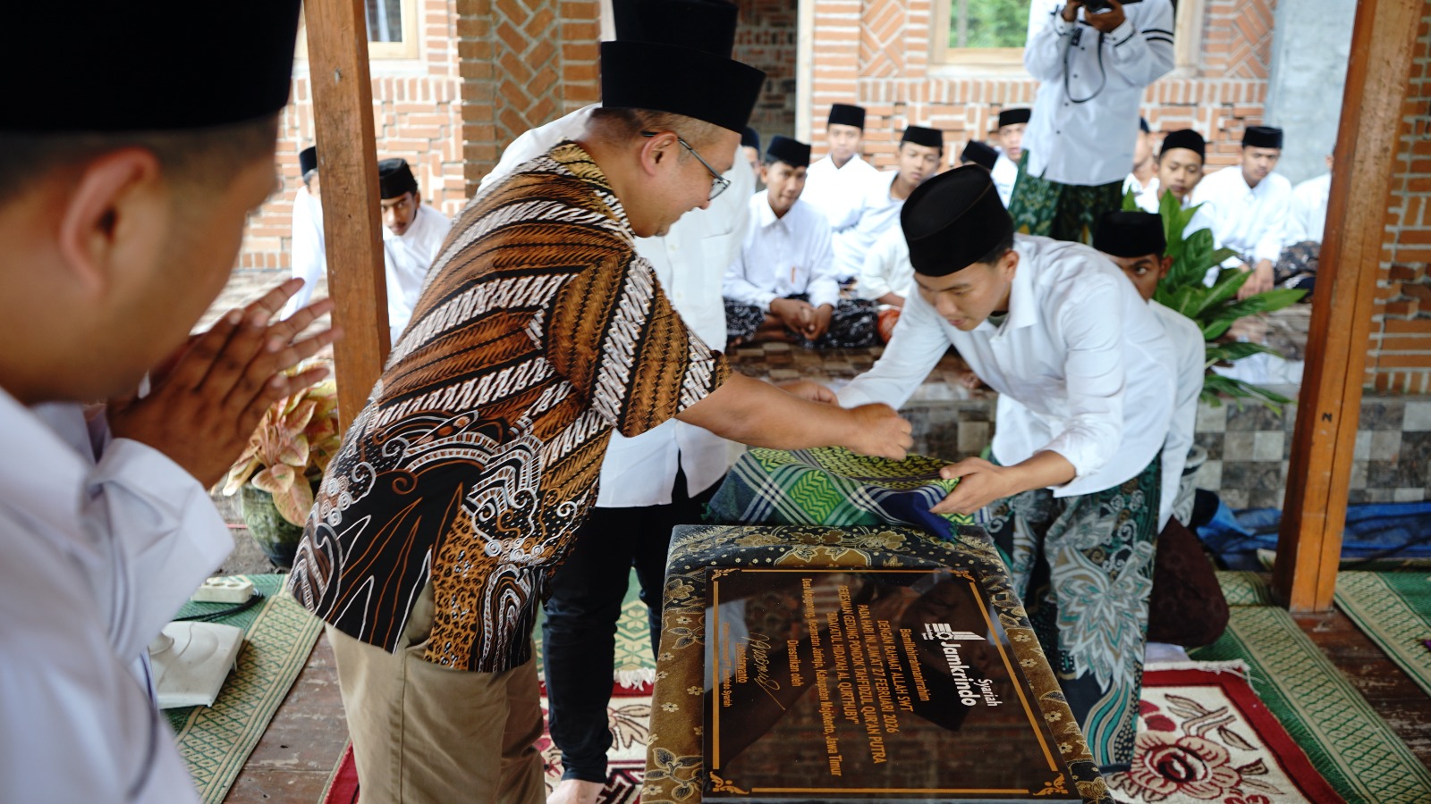 Safari Ramadan ke Surabaya, Jamkrindo Syariah Resmikan Gedung Tahfidz Quran Putra Pesantren “Bidayatul Hidayah Al Qurthuby” dan Salurkan Sembako